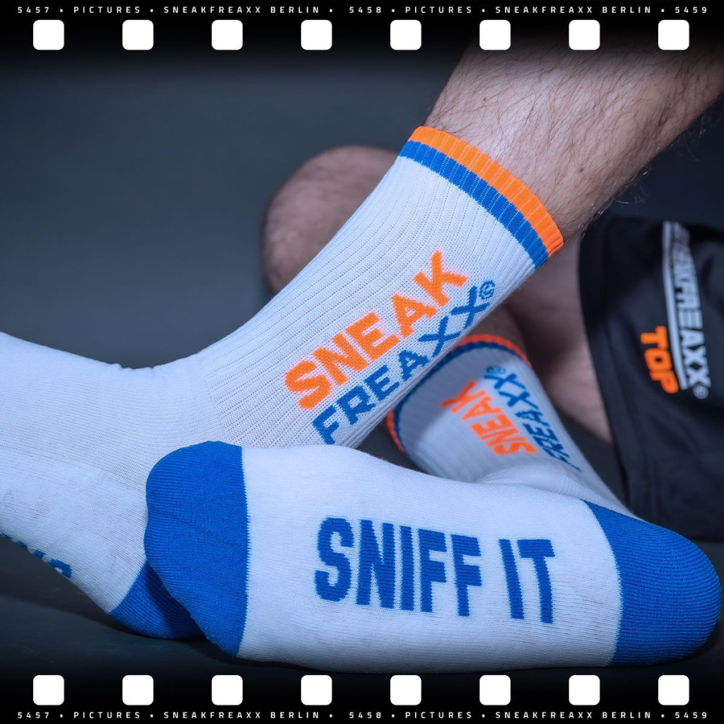 SNIFF IT 2 – stílusos zoknik fehér-narancs-kék színben - Image 2